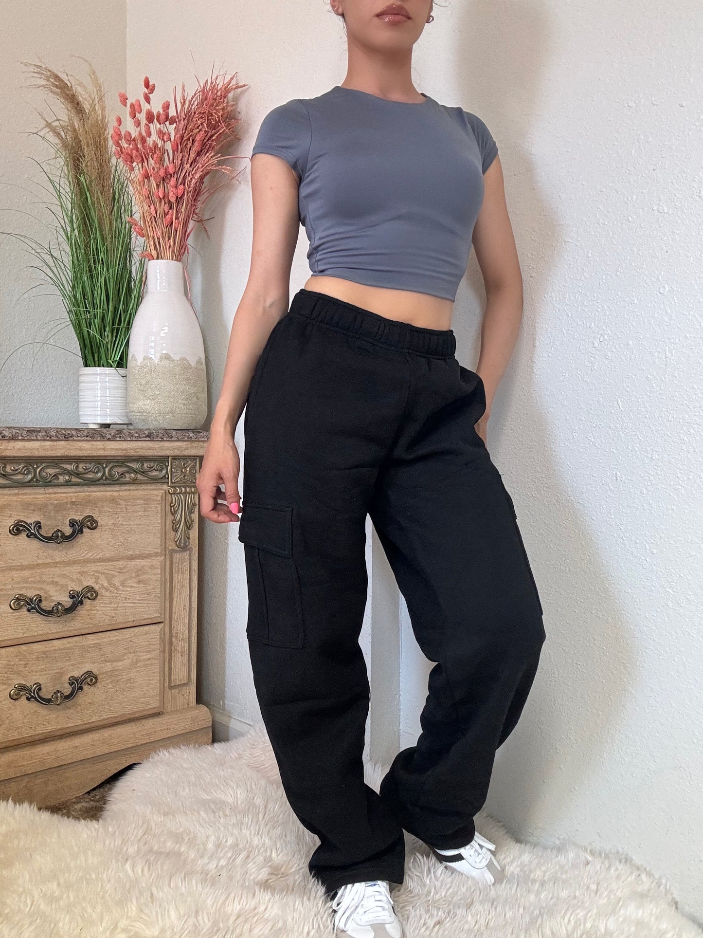 Essential Fleece Cargo Sweatpants -Black