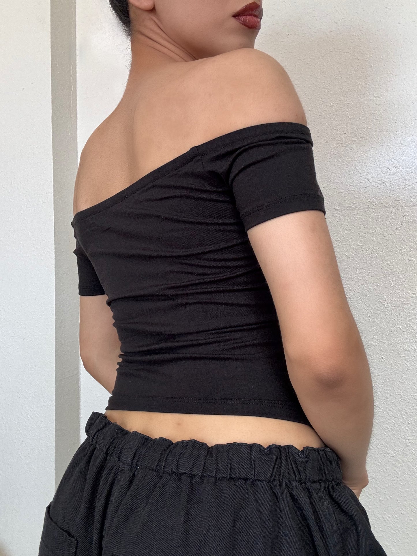 Essential Off The Shoulder Crop Top -Black